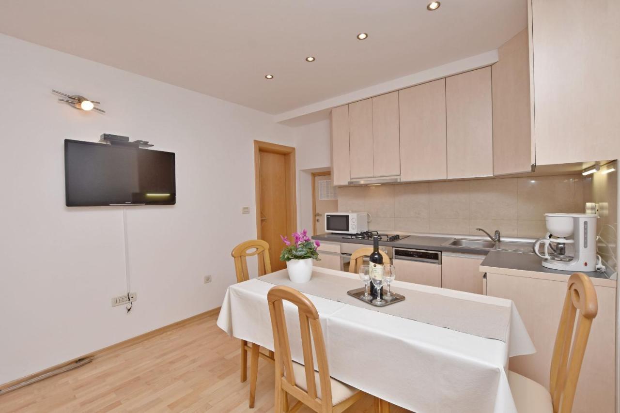 Apartment Mate Omis Bagian luar foto