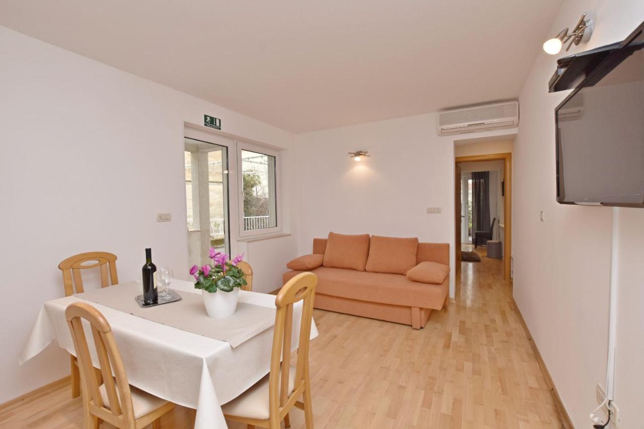 Apartment Mate Omis Bagian luar foto