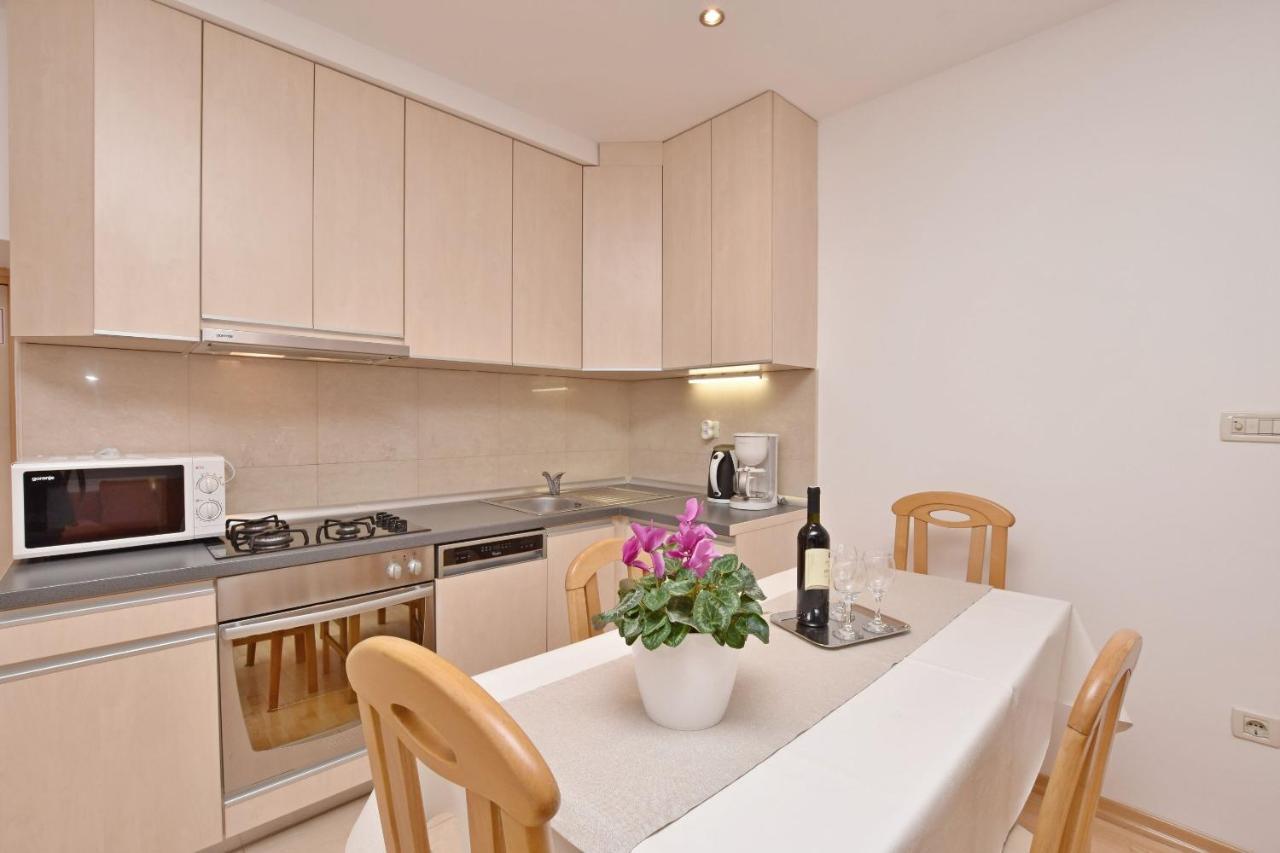 Apartment Mate Omis Bagian luar foto